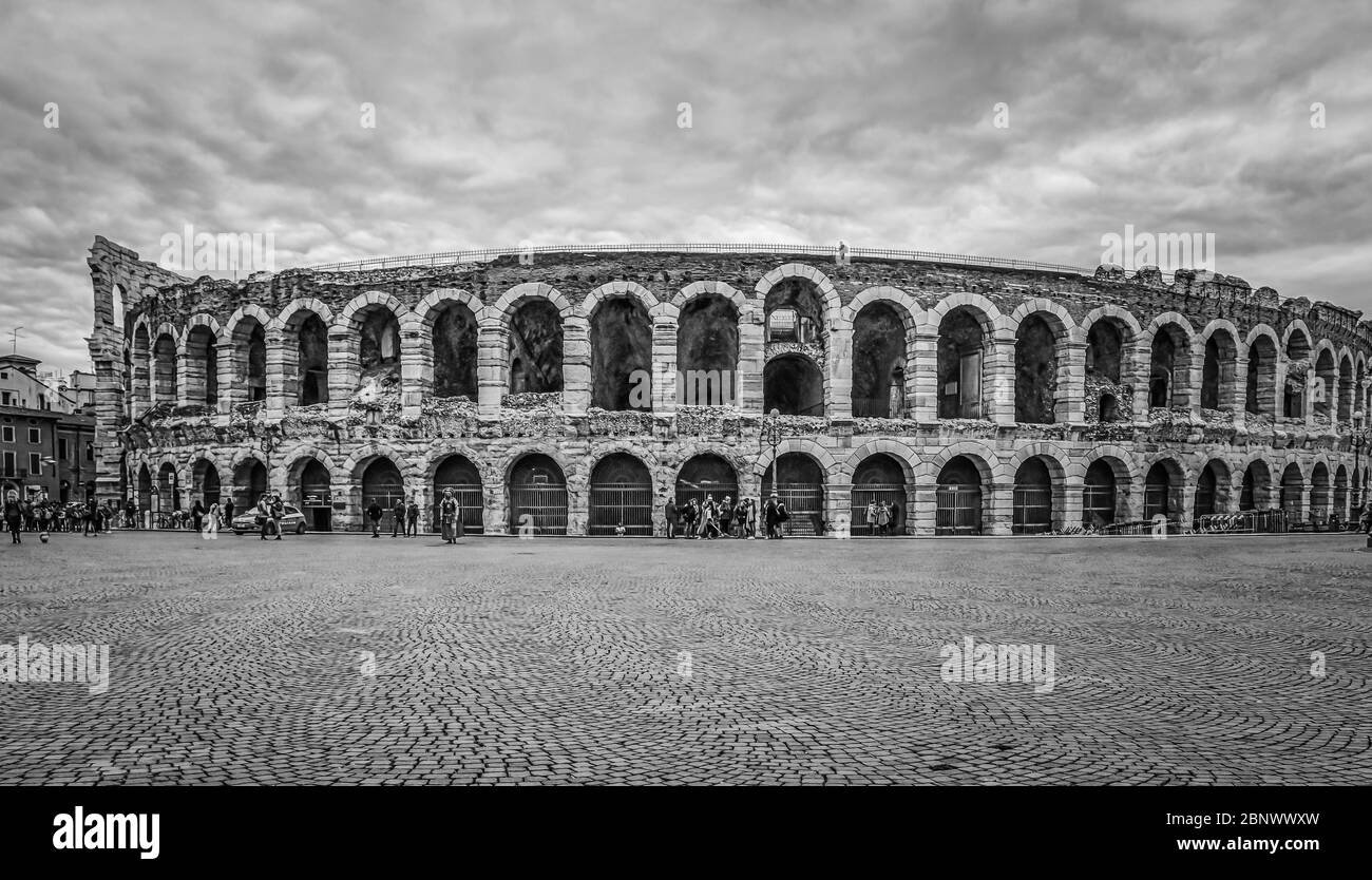 Verona città: L'Arena di Piazza Brà a Verona è un famoso anfiteatro romano - Veneto - Italia settentrionale Foto Stock