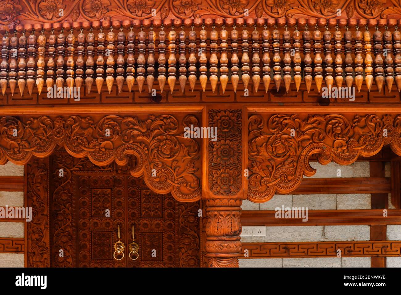 Bella architettura di motivi in legno di un vecchio tempio indù situato a Vashisht, Manali Vecchio costituito da sculture in legno goffrato con calligrafia An Foto Stock