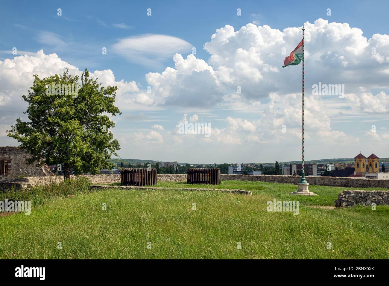 Campo con bandiera sulla collina superiore Eger Castello in Ungheria Foto Stock