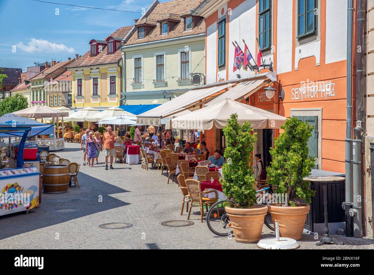 Ristoranti e shopping gente centro medievale città Eger, Ungheria Foto Stock