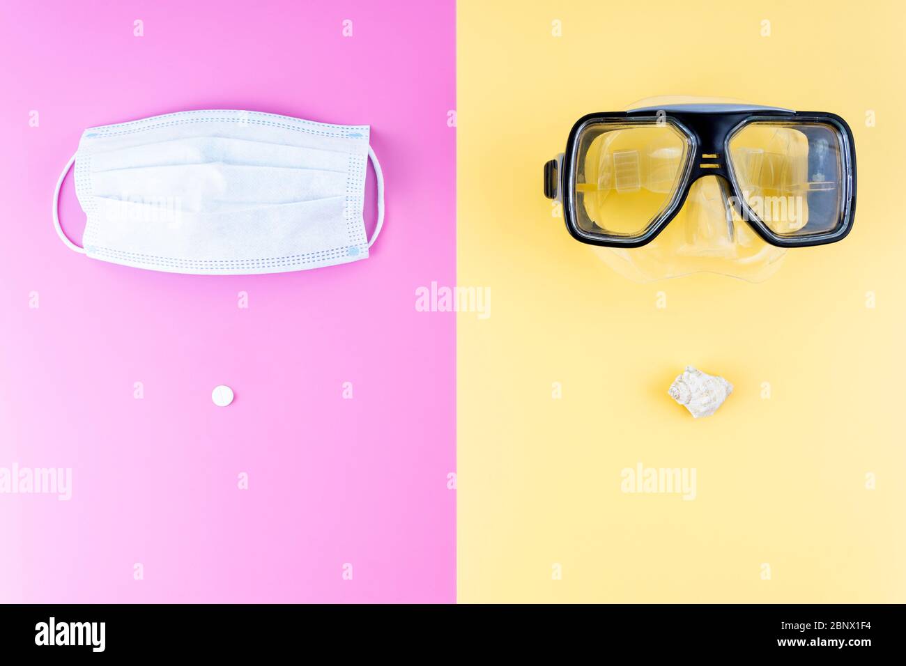 Maschera medica con una pillola e una maschera subacquea con una conchiglia di mare su sfondo a contrasto. L'unica maschera giusta per le vacanze estive nel 2020 durante il Covid-19. Foto Stock