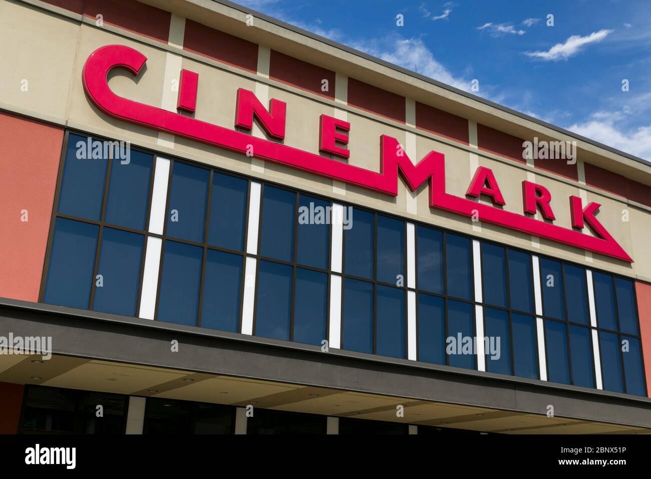 Un logo all'esterno di un cinema Cinemark a Chesapeake, Virginia, il 2 maggio 2020. Foto Stock