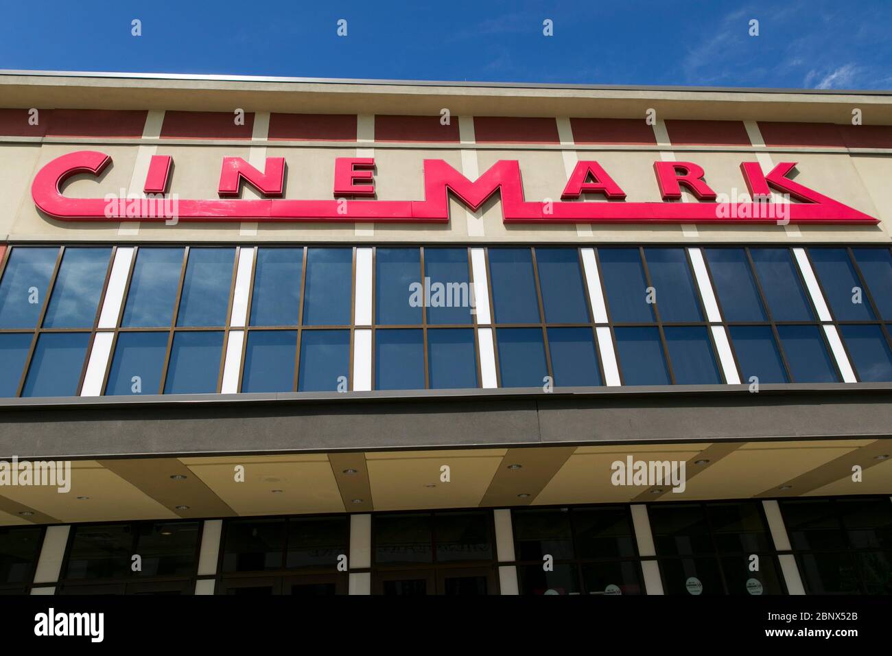 Un logo all'esterno di un cinema Cinemark a Chesapeake, Virginia, il 2 maggio 2020. Foto Stock
