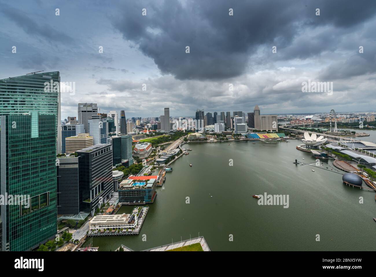 Vista sulla nuvolosa Marina Bay vom livello 33 Brauerei Foto Stock