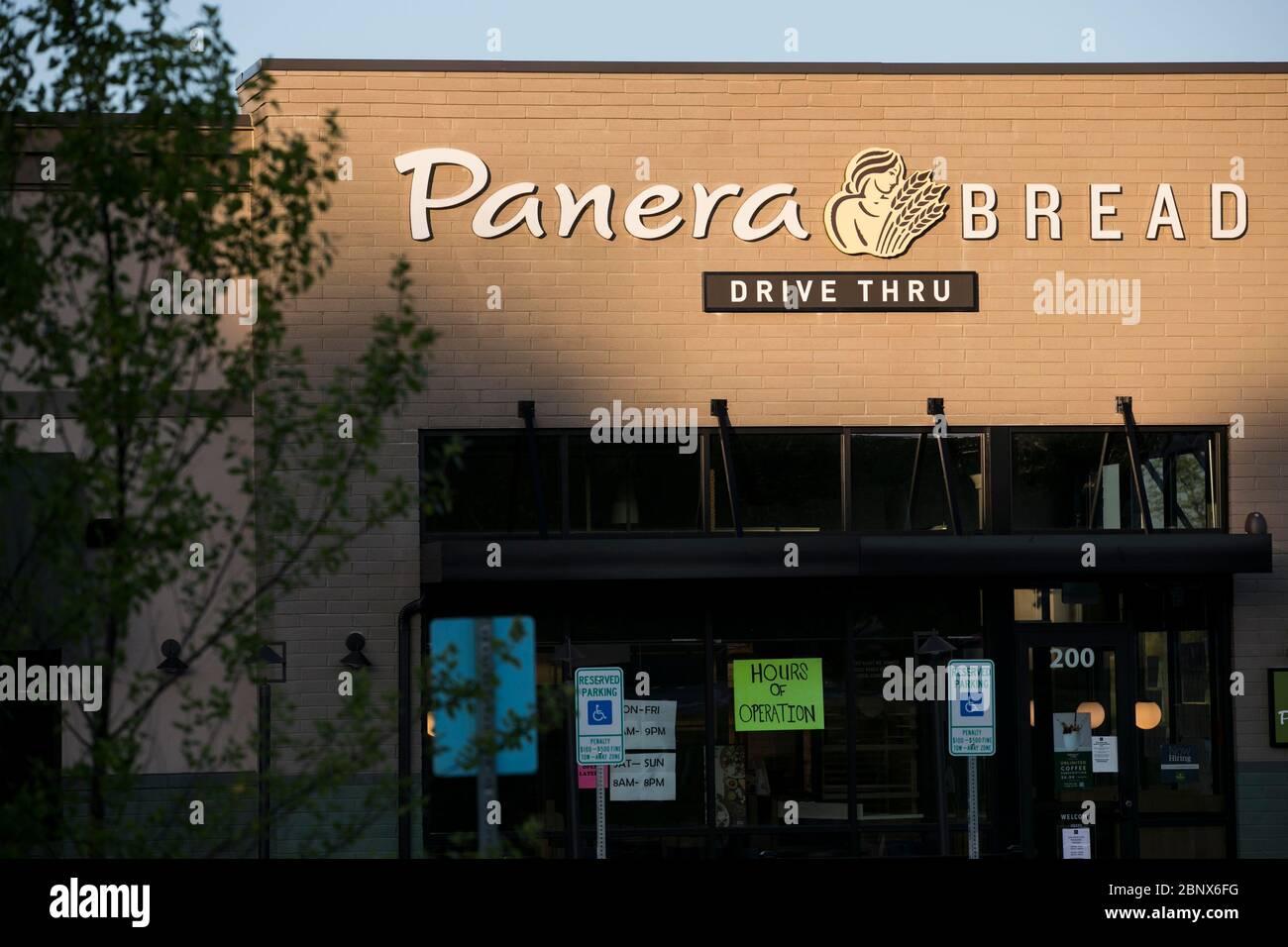 Un cartello con il logo all'esterno di un ristorante Panera Bread a Midlothian, Virginia, il 2 maggio 2020. Foto Stock