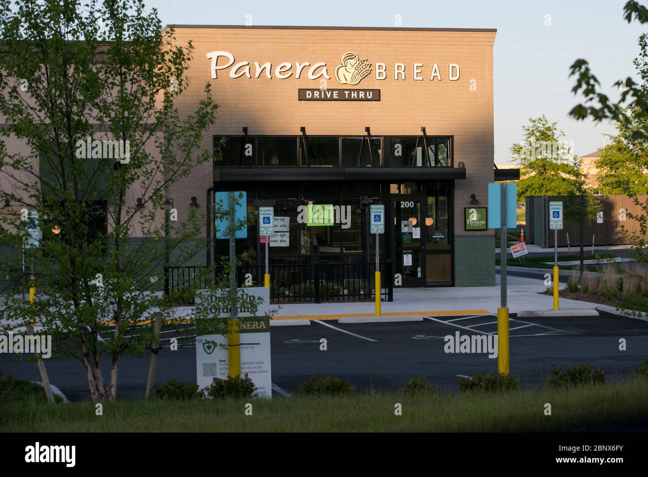 Un cartello con il logo all'esterno di un ristorante Panera Bread a Midlothian, Virginia, il 2 maggio 2020. Foto Stock