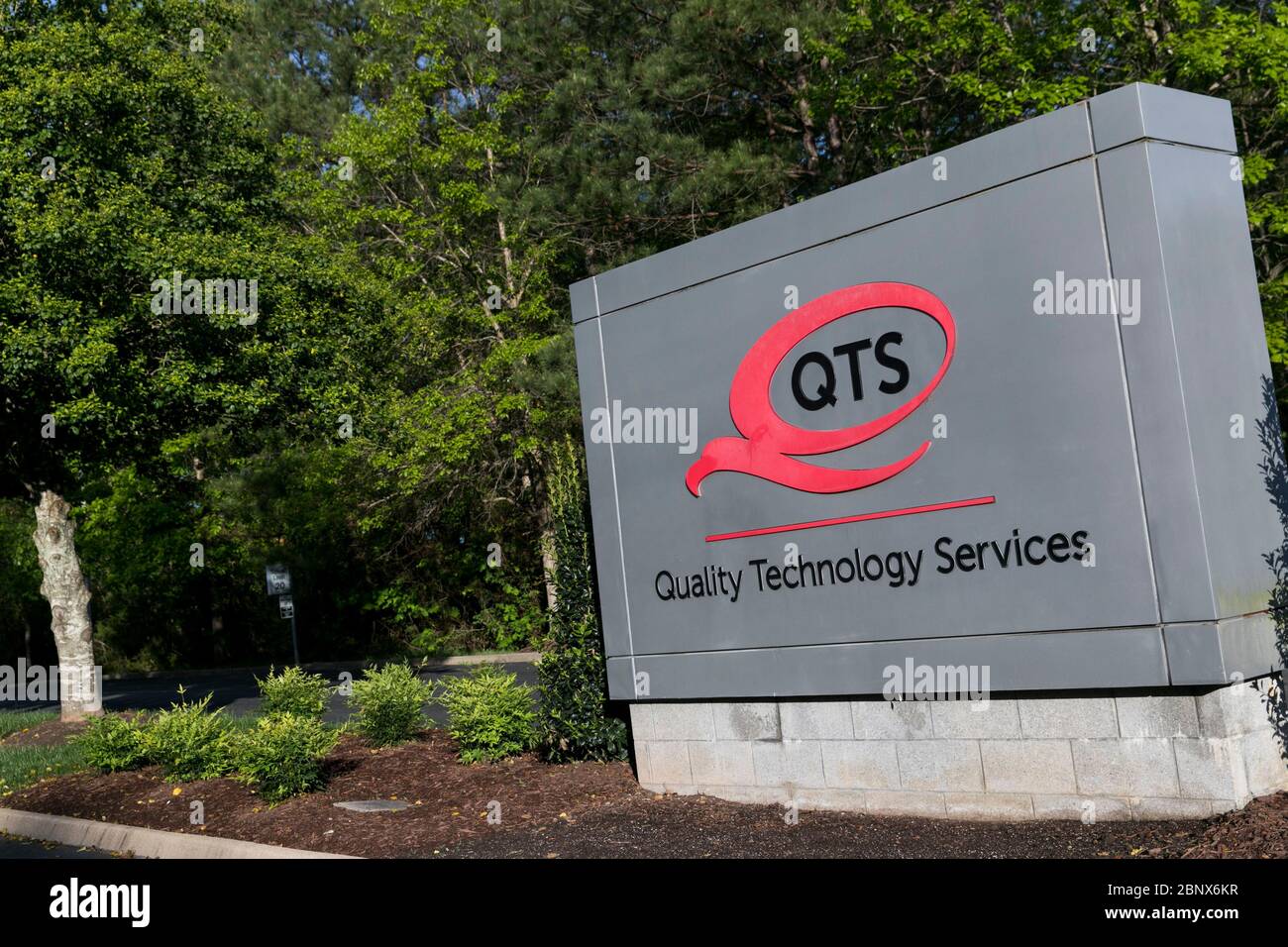 Un logo esterno a un centro dati QTS (Quality Technology Services) a Sandston, Virginia, il 2 maggio 2020. Foto Stock