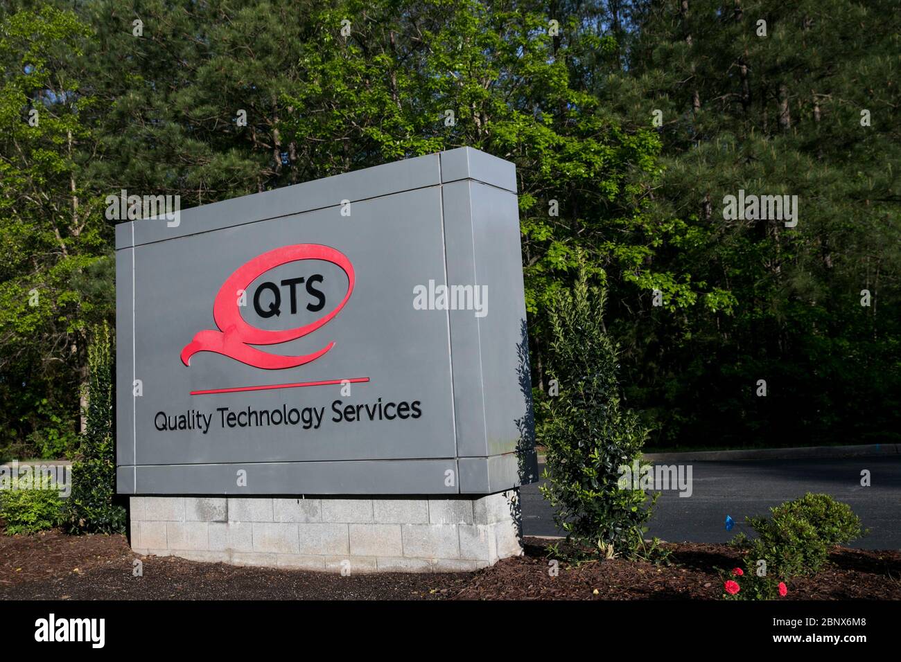 Un logo esterno a un centro dati QTS (Quality Technology Services) a Sandston, Virginia, il 2 maggio 2020. Foto Stock