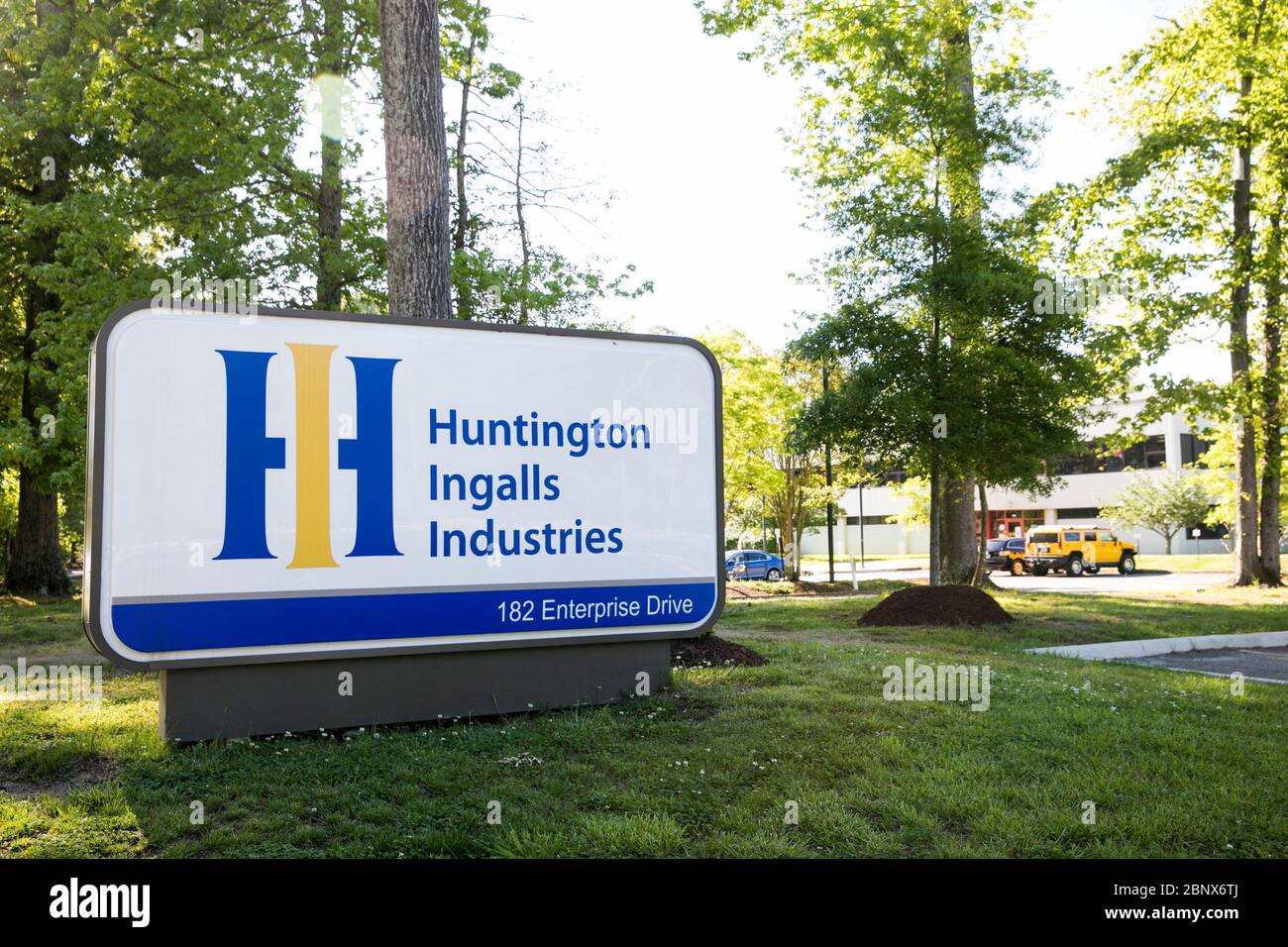 Un logo all'esterno di una struttura occupata da Huntington Ingls Industries a Newport News, Virginia, il 2 maggio 2020. Foto Stock