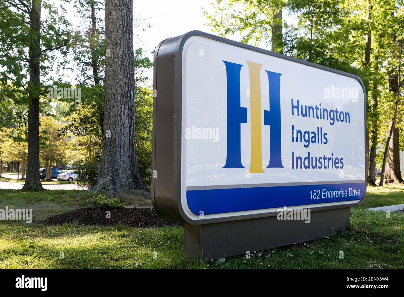 Un logo all'esterno di una struttura occupata da Huntington Ingls Industries a Newport News, Virginia, il 2 maggio 2020. Foto Stock