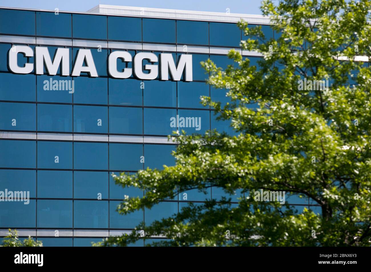 Un logo all'esterno di una struttura occupata dalla CMA CGM a Norfolk, Virginia, il 2 maggio 2020. Foto Stock