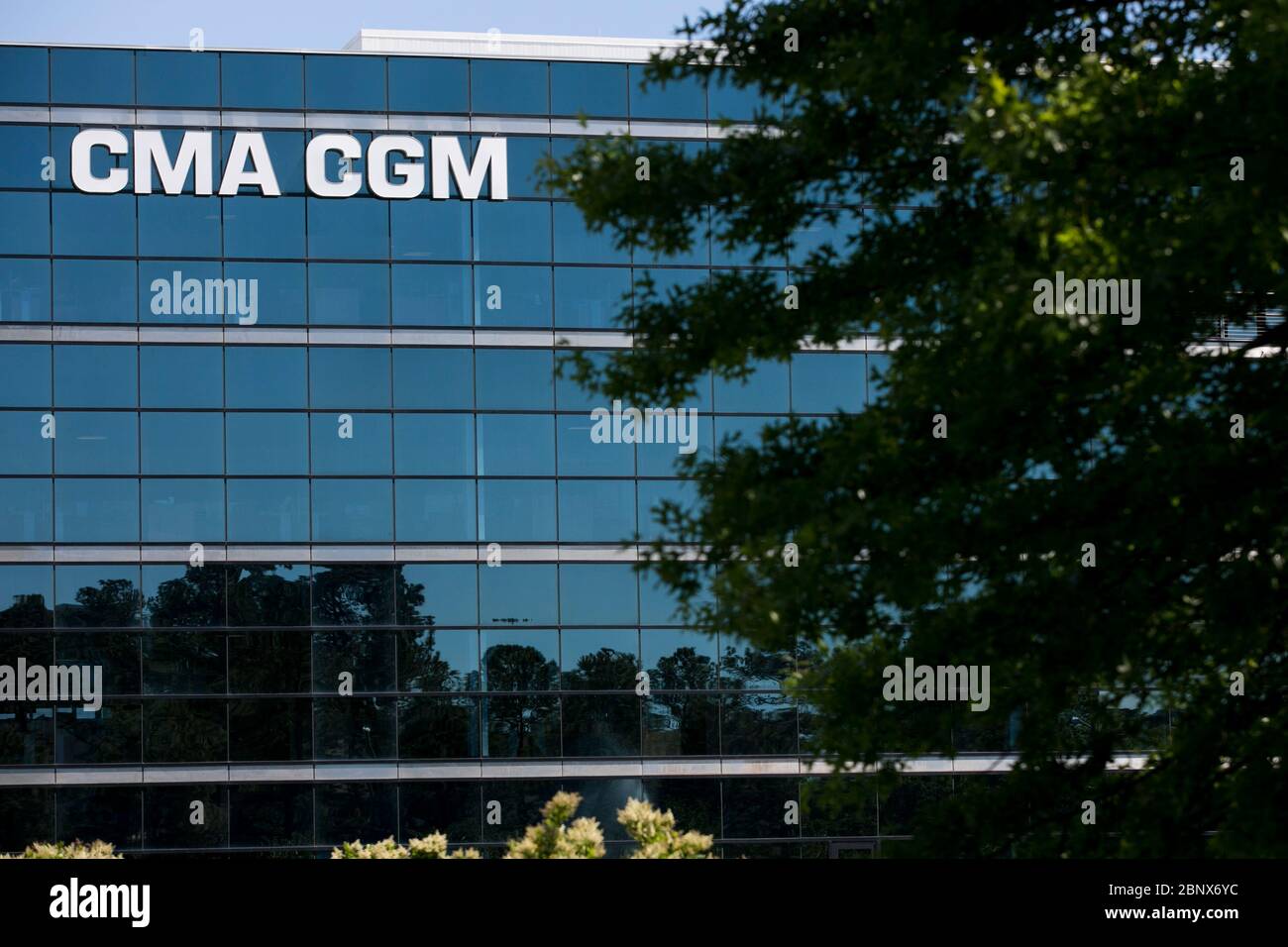Un logo all'esterno di una struttura occupata dalla CMA CGM a Norfolk, Virginia, il 2 maggio 2020. Foto Stock