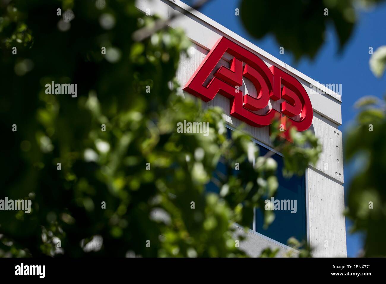 Un logo all'esterno di una struttura occupata dall'Automatic Data Processing (ADP) a Norfolk, Virginia, il 2 maggio 2020. Foto Stock