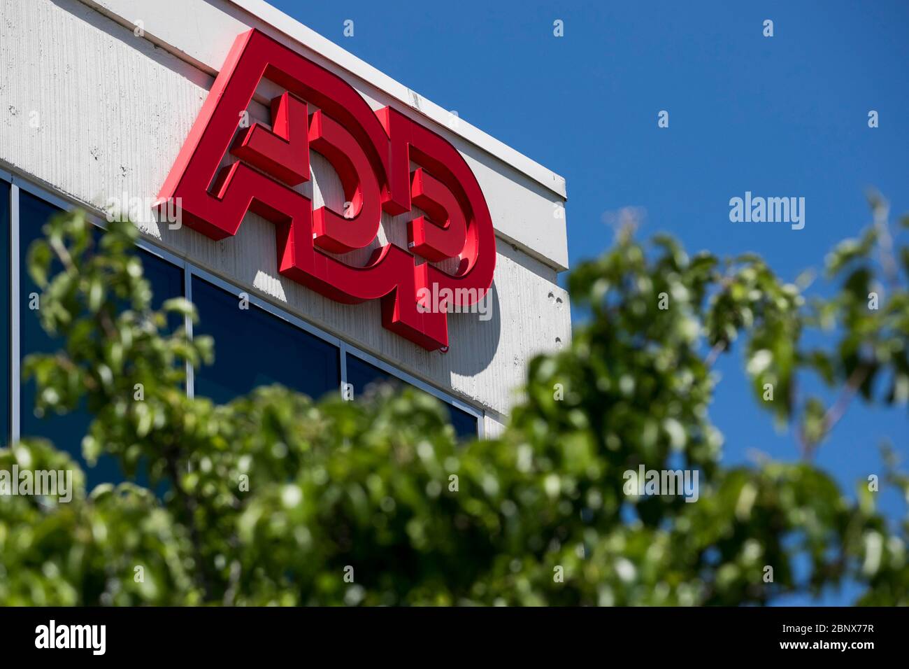 Un logo all'esterno di una struttura occupata dall'Automatic Data Processing (ADP) a Norfolk, Virginia, il 2 maggio 2020. Foto Stock