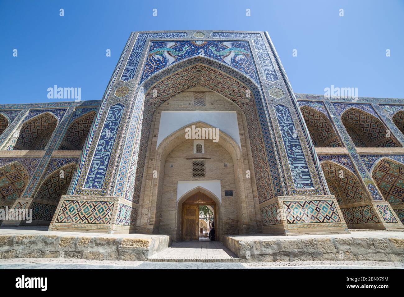 Veduta di Nadir Divanbegi Medressa di Bukhara, in Uzbekistan Foto Stock