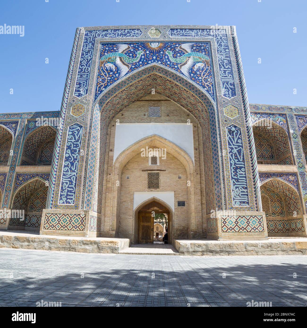 Veduta di Nadir Divanbegi Medressa di Bukhara, in Uzbekistan Foto Stock
