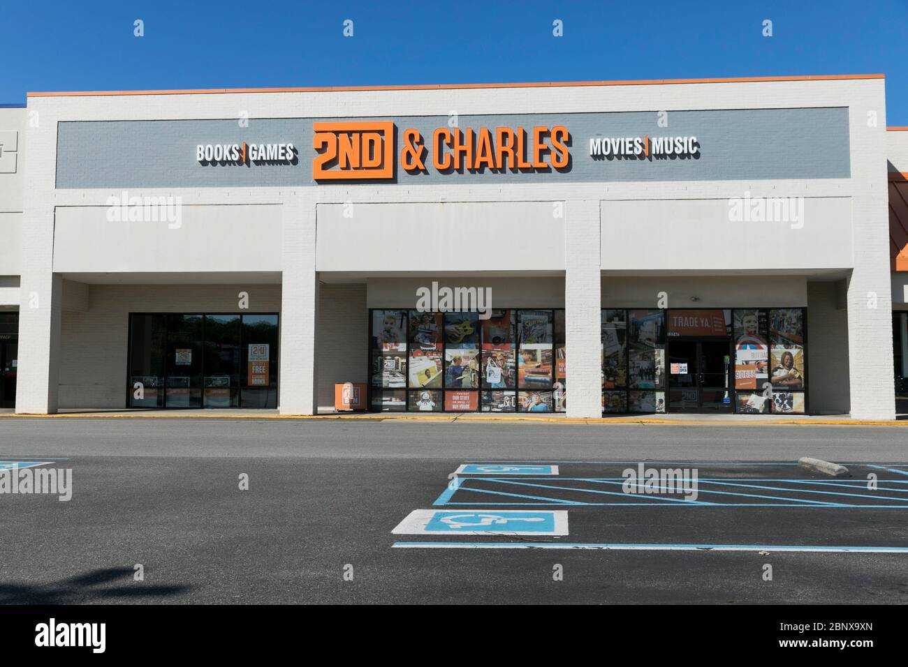 Un cartello con il logo all'esterno di un punto vendita al dettaglio 2nd & Charles a Newport News, Virginia, il 2 maggio 2020. Foto Stock
