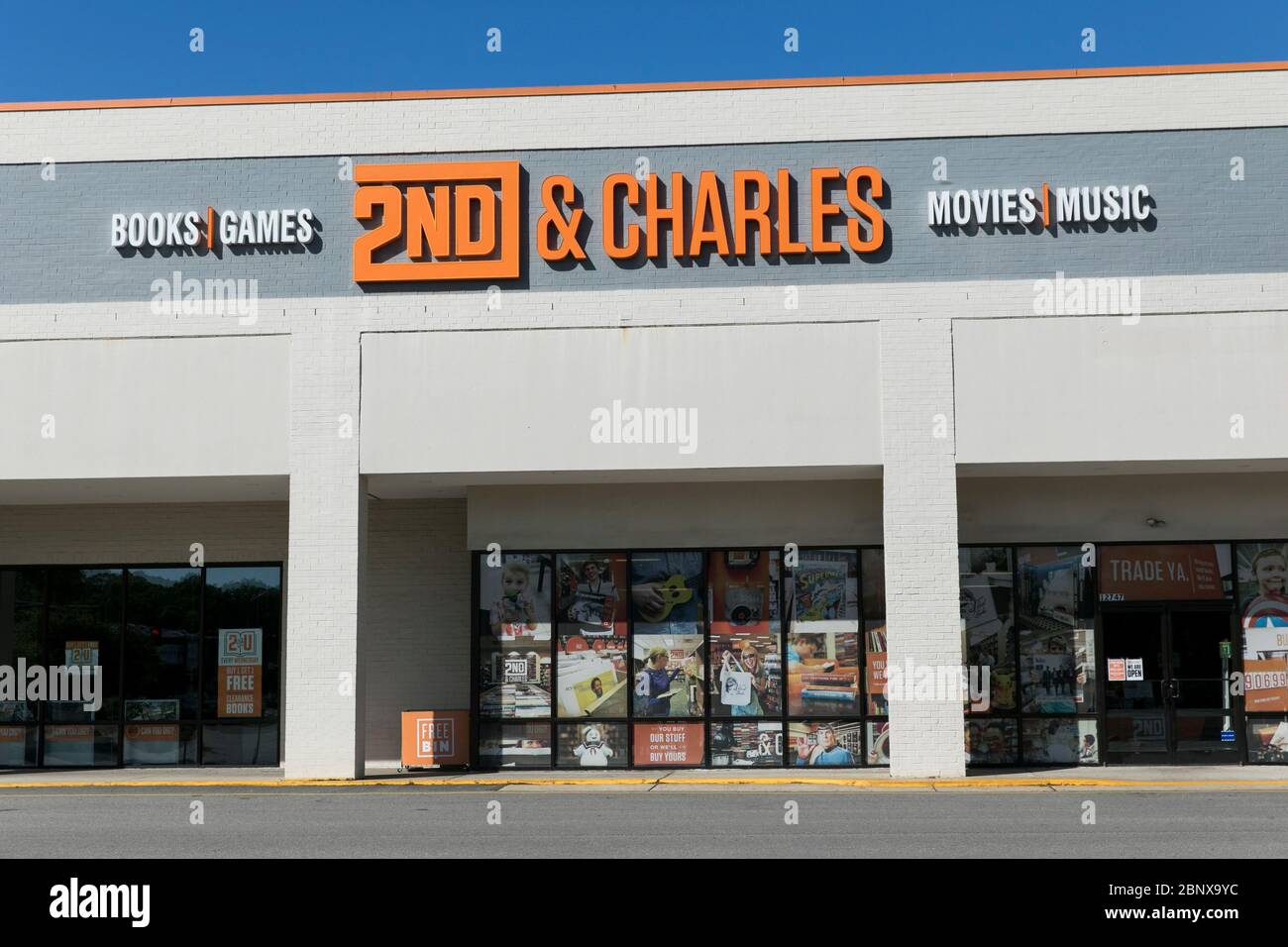 Un cartello con il logo all'esterno di un punto vendita al dettaglio 2nd & Charles a Newport News, Virginia, il 2 maggio 2020. Foto Stock