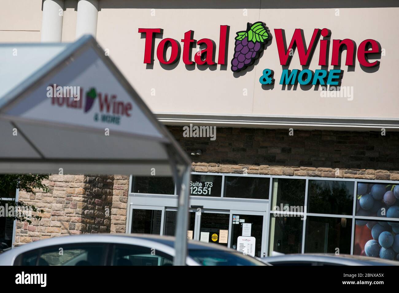 Un cartello con il logo all'esterno di un punto vendita al dettaglio Total Wine & More a Newport News, Virginia, il 2 maggio 2020. Foto Stock