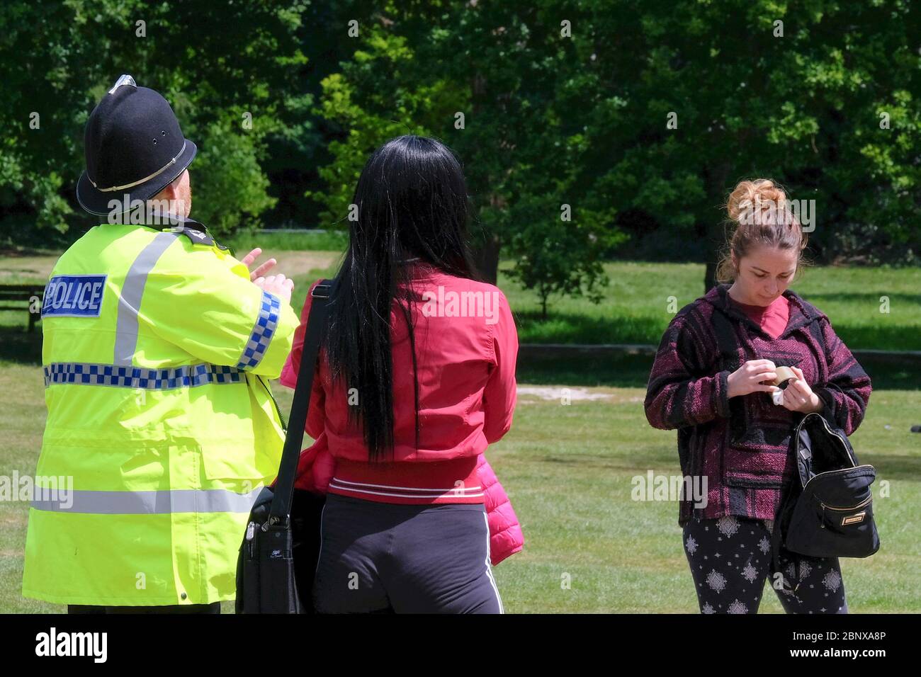 Southampton, Hampshire, Regno Unito. 16 maggio 2020, poliziotto che parla con i manifestanti riuniti a Southampton Common come parte di una protesta a livello nazionale contro la nuova legge sul coronavirus, e ha proposto vaccinazioni Southampton, Hampshire, UK Credit: Dawn Fletcher-Park/Alamy Live News Foto Stock