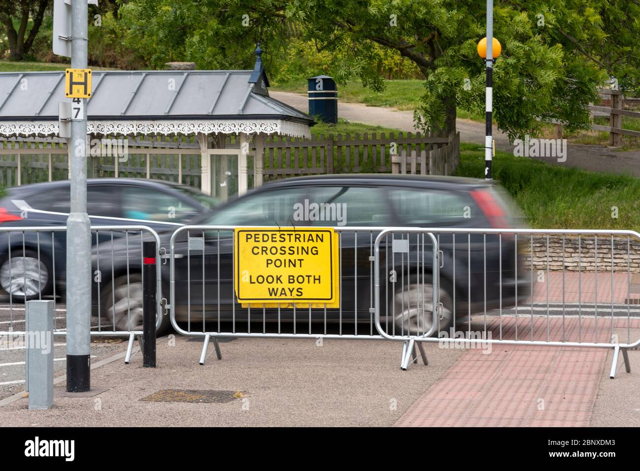 Primo fine settimana in Regno Unito dopo aver alleggerito il COVID-19 Coronavirus lockdown i visitatori sono in auto verso il lungomare di Southend on Sea. Barriere pedonali Foto Stock