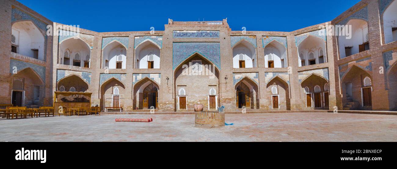 KHIVA, UZBEKISTAN - 25 AGOSTO 2016: La Madrasa Kutlimurodinok nella fortezza Ichon-Qala, la città vecchia di Khiva, in Uzbekistan. Foto Stock