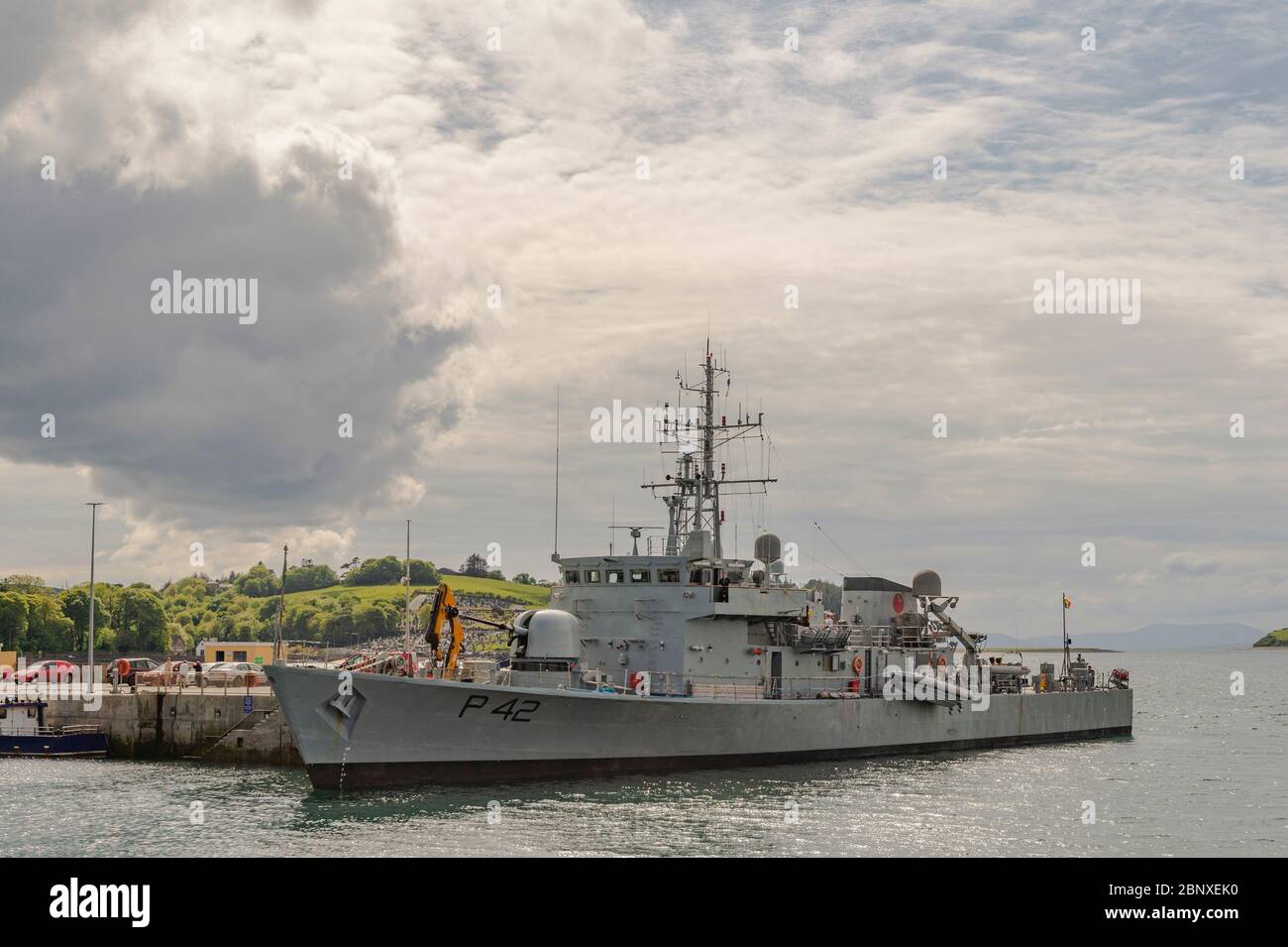 Bantry, West Cork, Irlanda. 16 maggio 2020. LÉ Ciara, nave di pattuglia della Marina irlandese, è ormeggiata a Bantry Marina in una visita di cortesia alla città. Credit: Notizie dal vivo di AG/Alamy Foto Stock