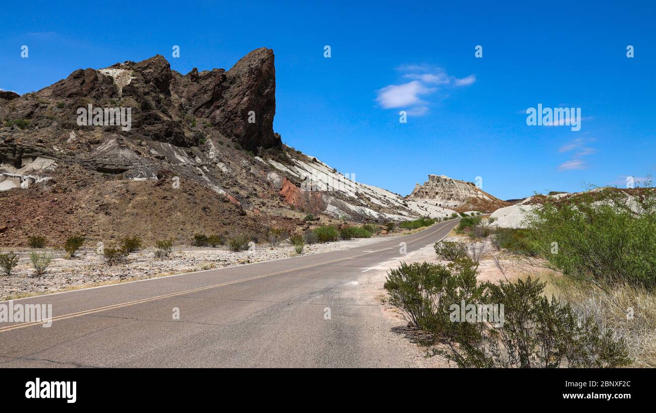 L'aspro paesaggio saluta l'occhio lungo la Santa Elena Canyon Rd nel Big Bend National Park, Texas Foto Stock