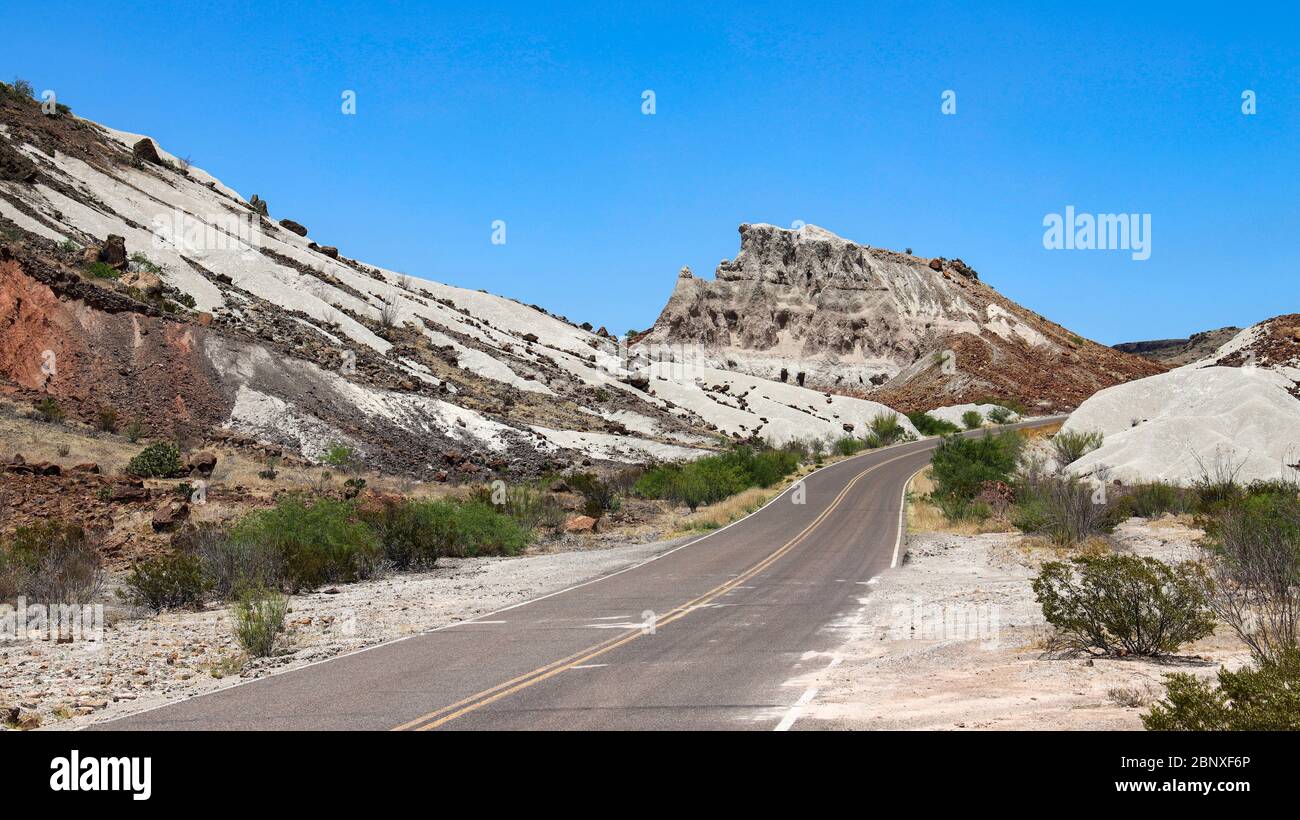 L'aspro paesaggio saluta l'occhio lungo la Santa Elena Canyon Rd nel Big Bend National Park, Texas Foto Stock