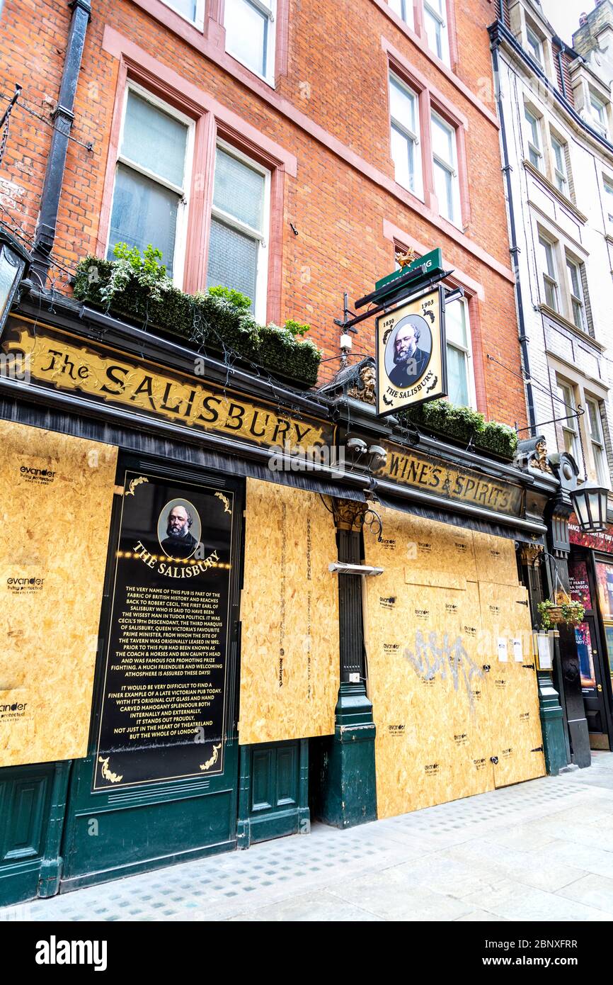 16 maggio 2020 Londra, Regno Unito - il pub Sailsbury a Leicester Square si è chiuso e si è imbarcato durante il blocco pandemico di Coronavirus Foto Stock