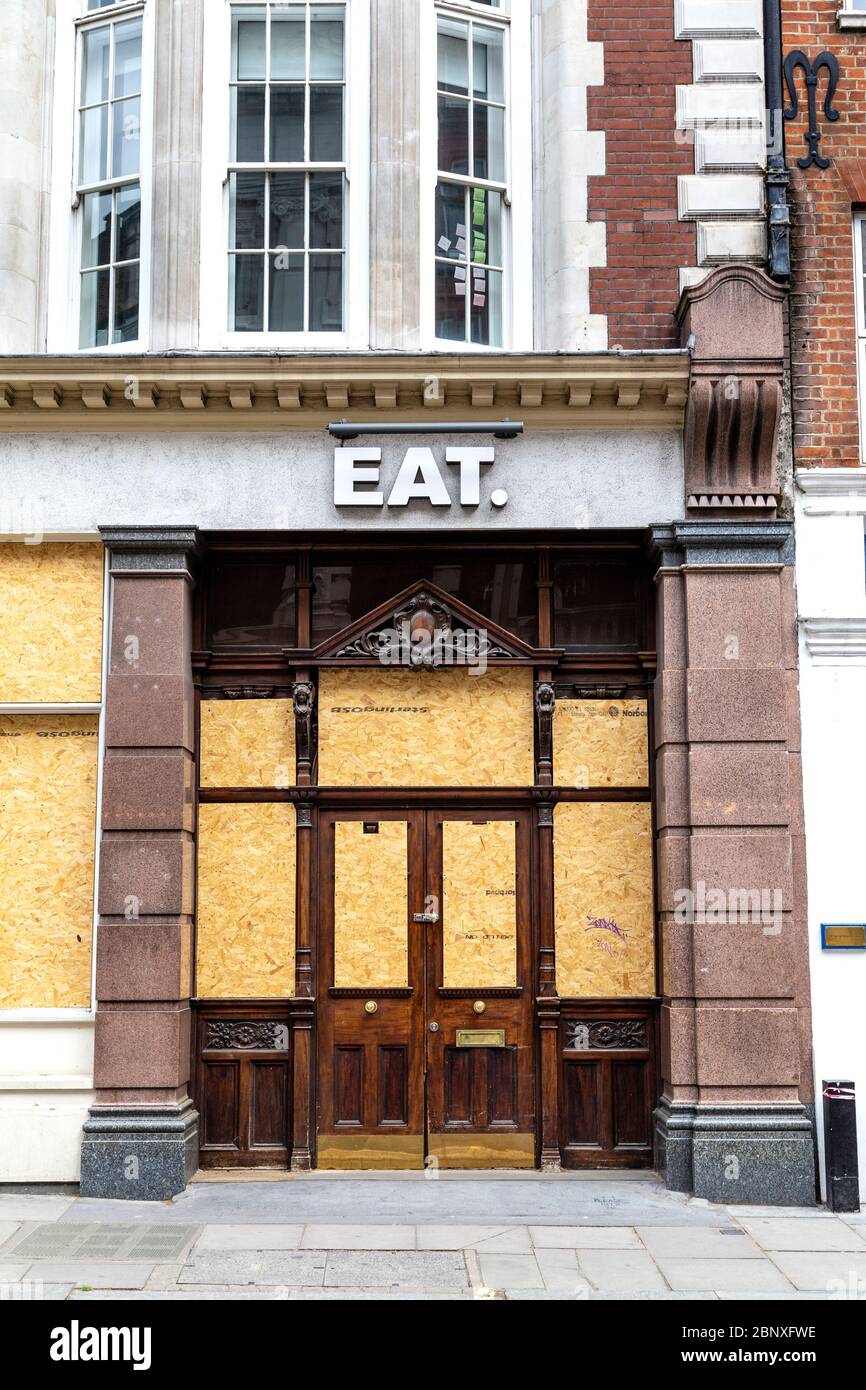 16 maggio 2020 Londra, Regno Unito - chiuso e imbarcato in Eat Shop a Covent Garden / Charing Cross Foto Stock