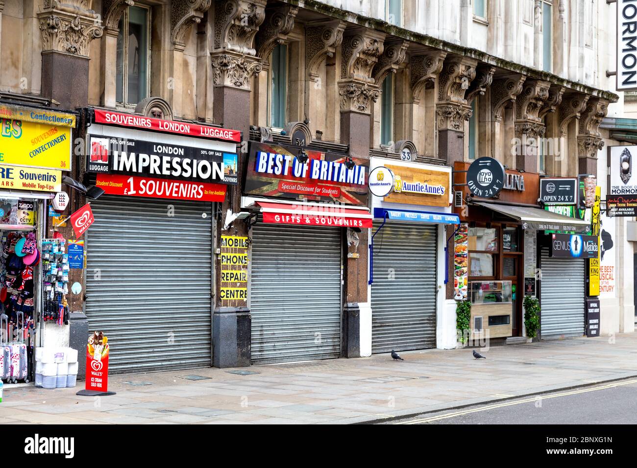 16 maggio 2020 Londra, Regno Unito - i negozi di souvenir e Auntie Anne's vicino a Leicester Square sono chiusi durante il blocco pandemico di Coronavirus Foto Stock