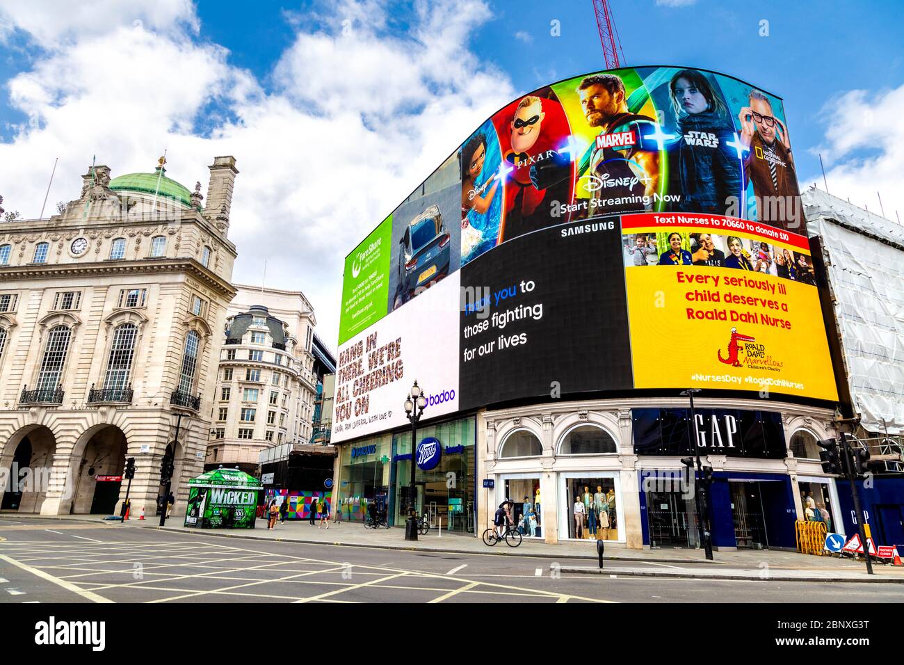16 maggio 2020 Londra, Regno Unito - messaggio "grazie a coloro che lottano per la nostra vita" sull'iconico schermo pubblicitario Piccadilly Circus durante la pandemia di Coronavirus Foto Stock