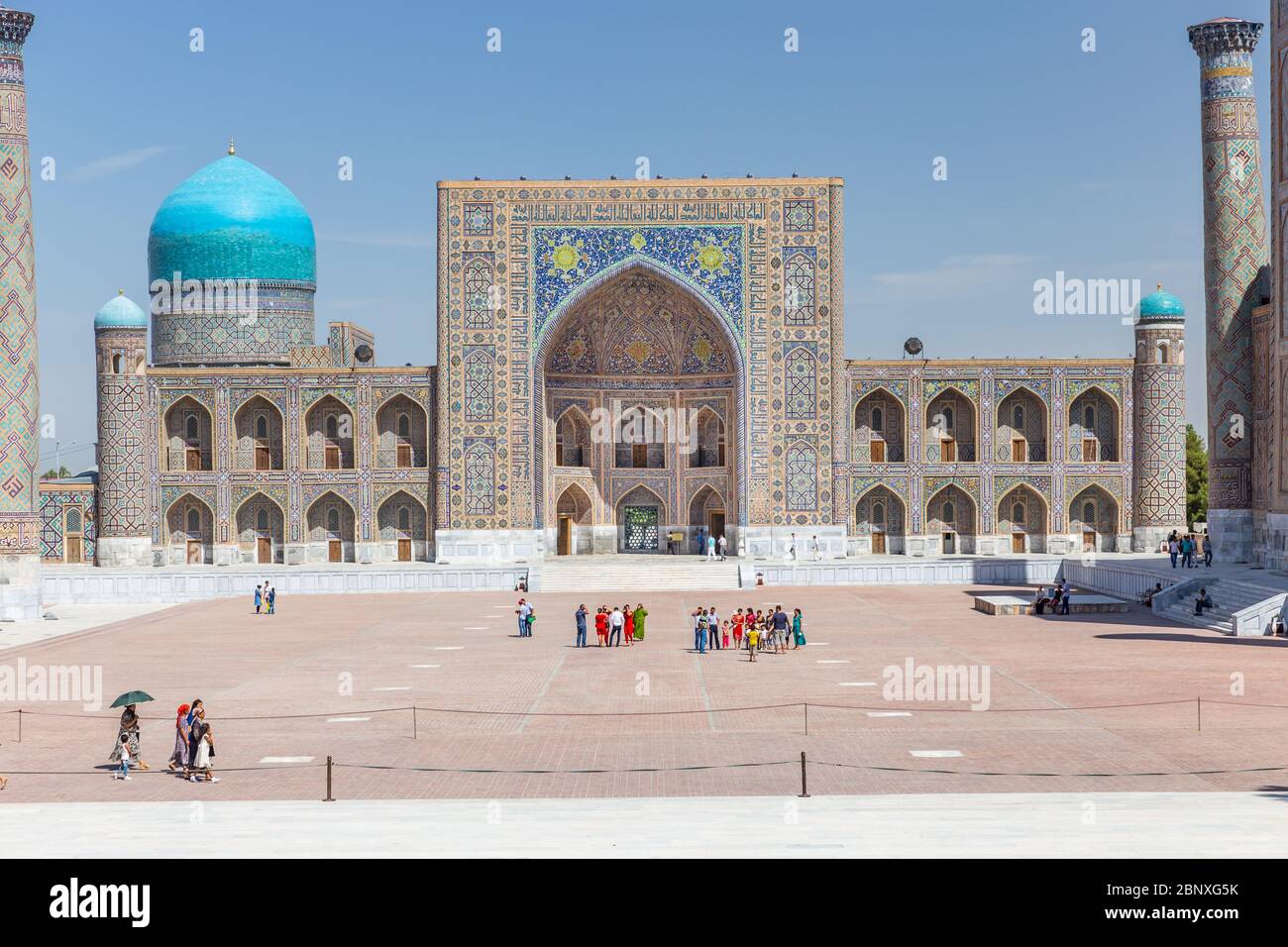 SAMARCANDA, UZBEKISTAN - 28 AGOSTO 2016: Tilya Kori Madrasah a Samarcanda, Uzbekistan Foto Stock