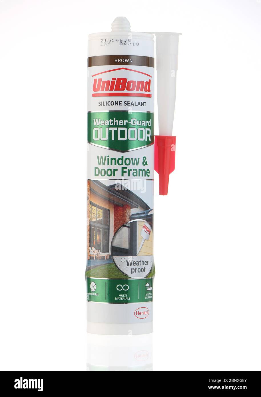 Tubo sigillante in silicone Unibond impermeabile isolato su fondo bianco. Foto Stock