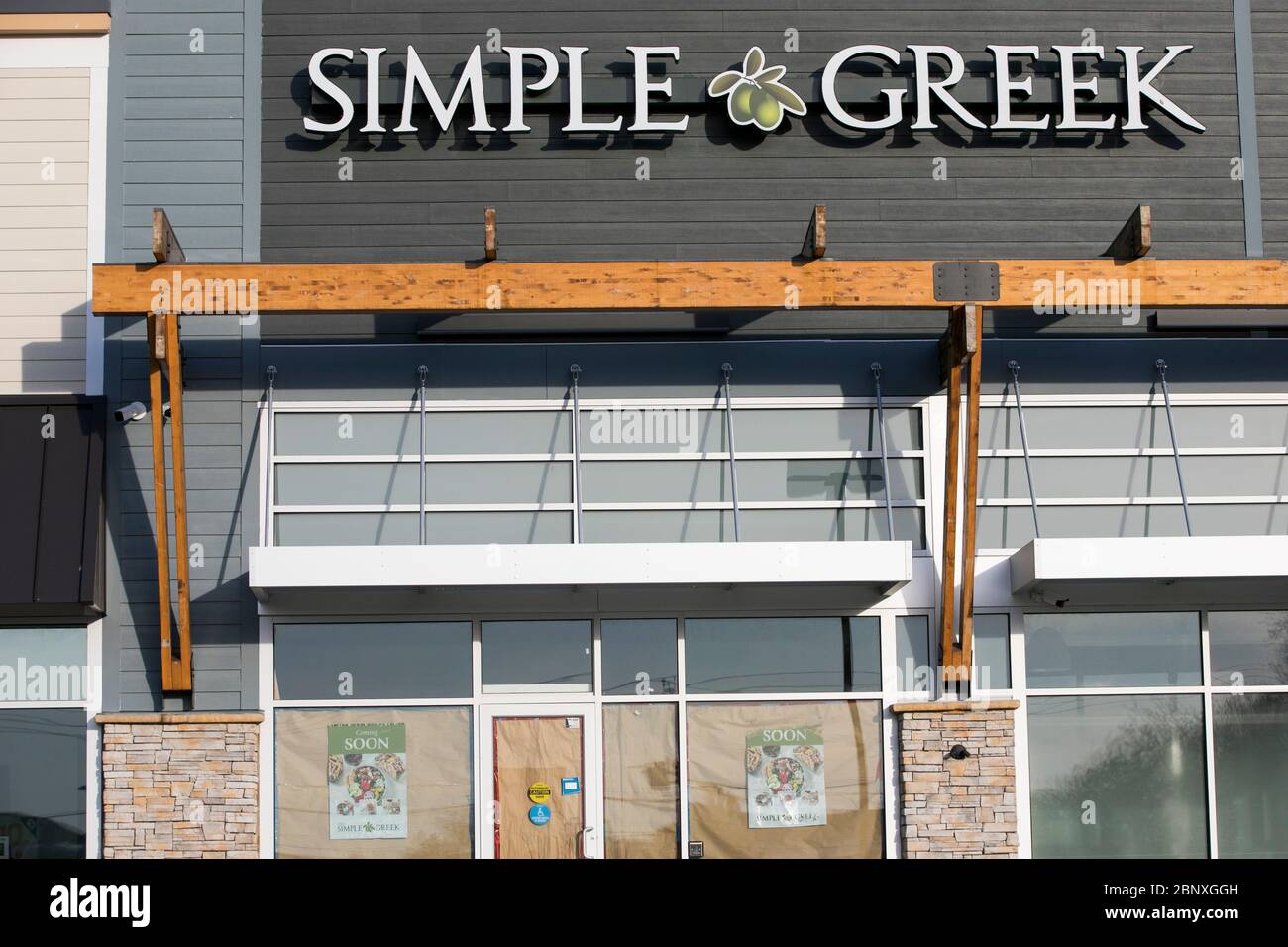 Un cartello con il logo all'esterno di un semplice ristorante greco a Wilmington, Delaware, il 4 maggio 2020. Foto Stock