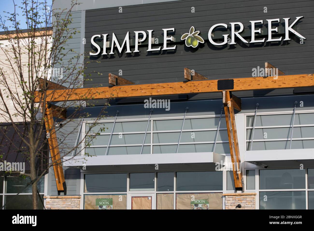 Un cartello con il logo all'esterno di un semplice ristorante greco a Wilmington, Delaware, il 4 maggio 2020. Foto Stock