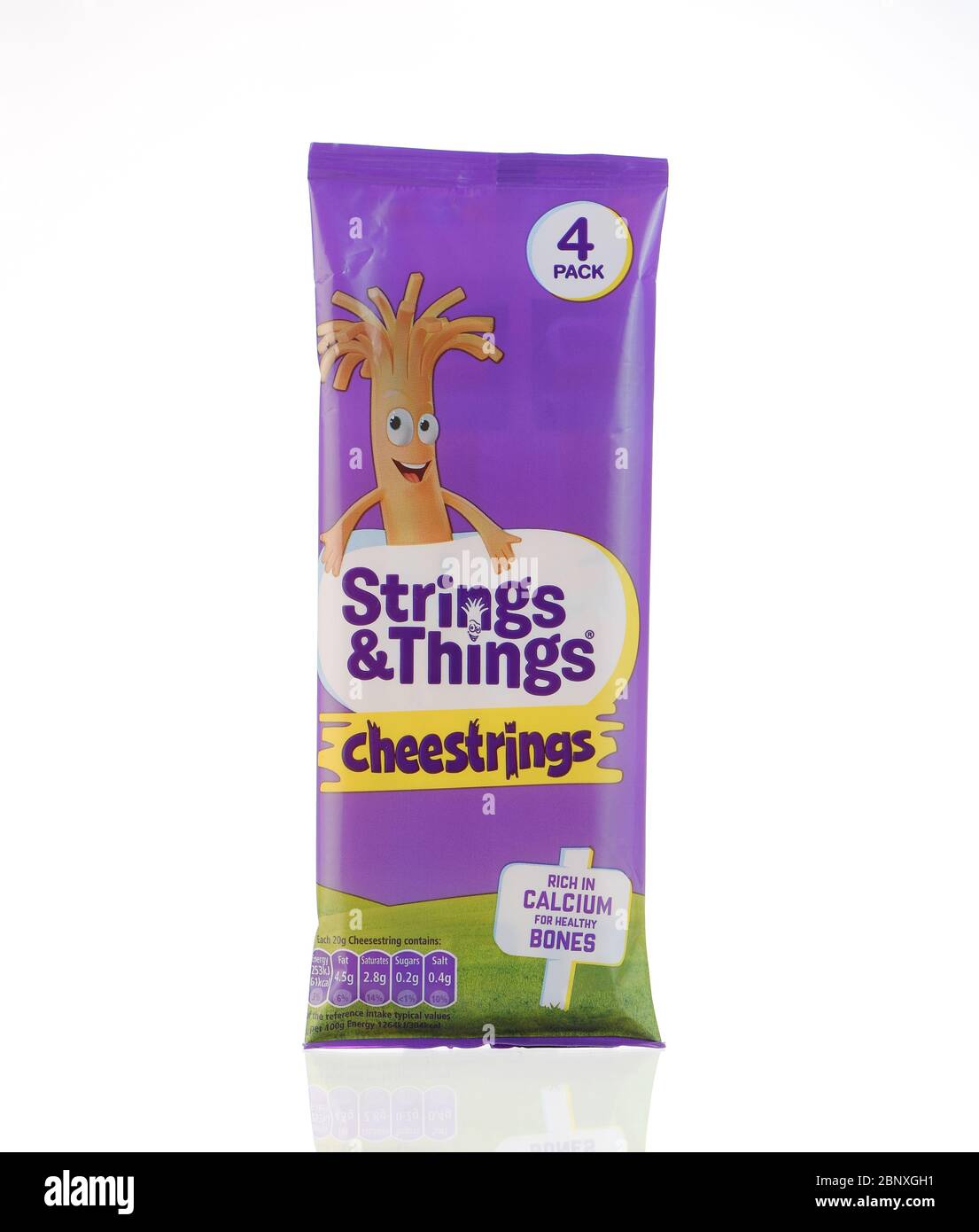 Un pacchetto di Cheestrings (4 pezzi) isolato su sfondo bianco Foto Stock