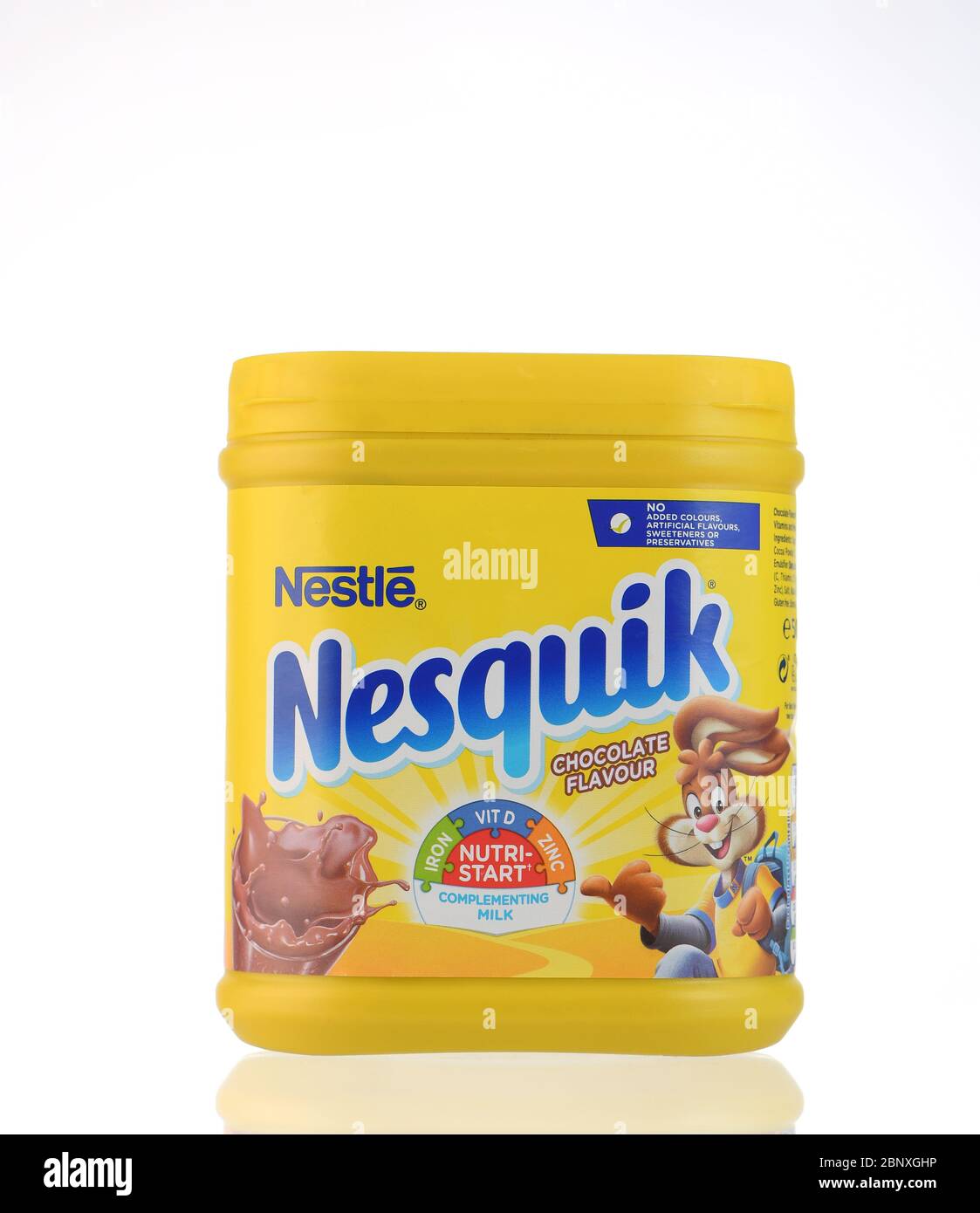 Il prodotto Nesquik Milkshake si mescola in un contenitore di plastica giallo isolato su fondo bianco con un riflesso. Foto Stock