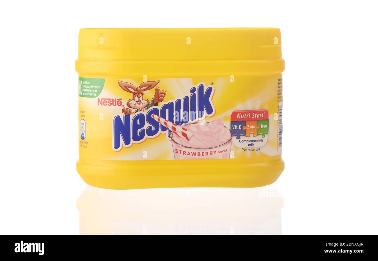 Il prodotto Nesquik Milkshake si mescola in un contenitore di plastica giallo isolato su fondo bianco con un riflesso. Foto Stock