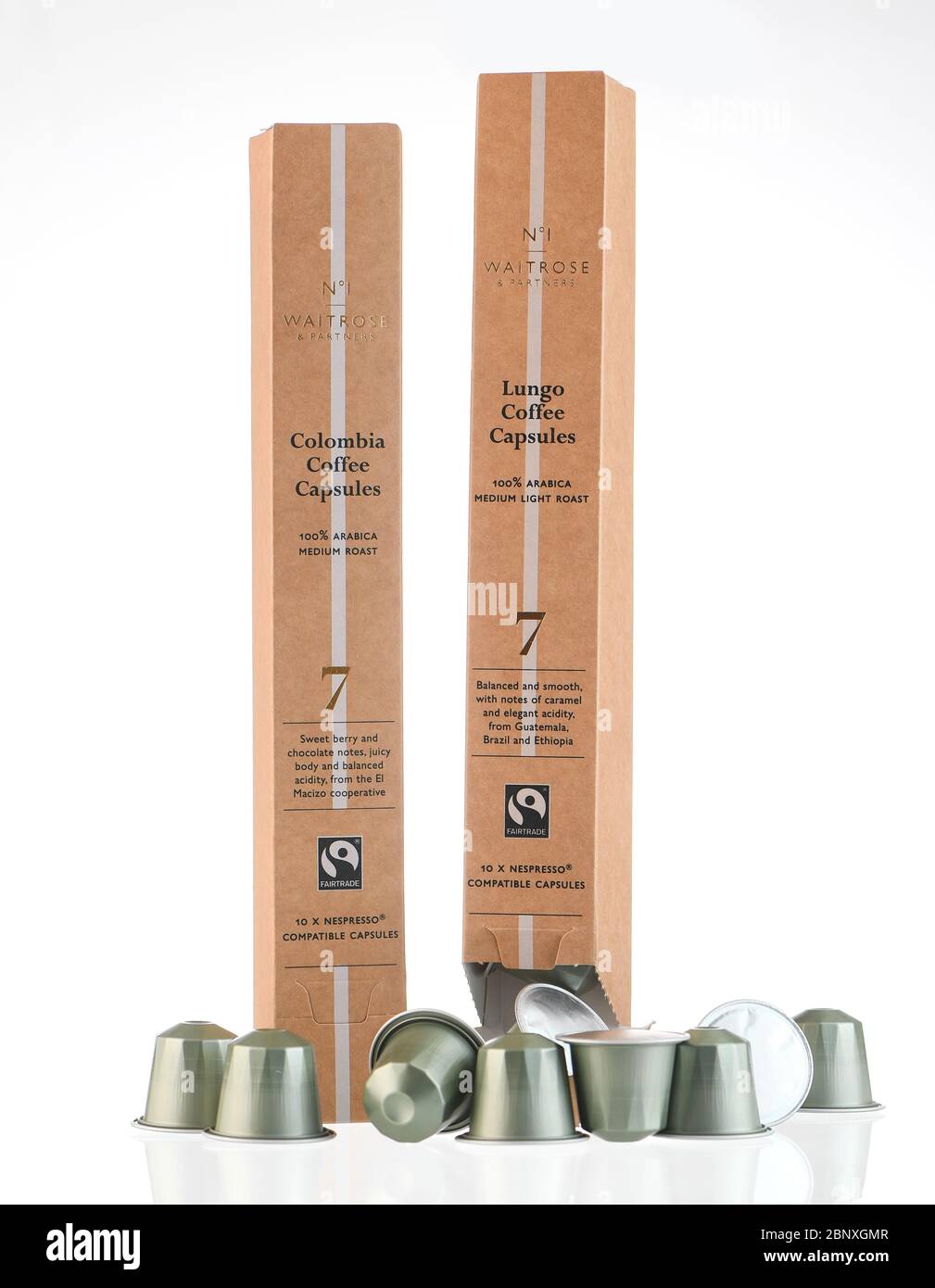 Waitrose proprio fare Fairtrade nespresso capsule compatibili pacchetti e cialde sparate in studio isolato su sfondo bianco. Foto Stock