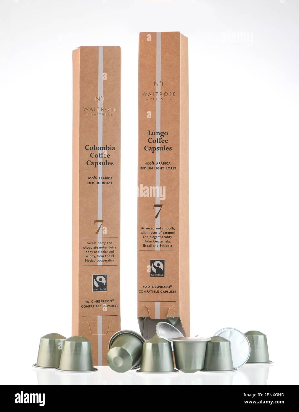 Waitrose proprio fare Fairtrade nespresso capsule compatibili pacchetti e cialde sparate in studio isolato su sfondo bianco. Foto Stock