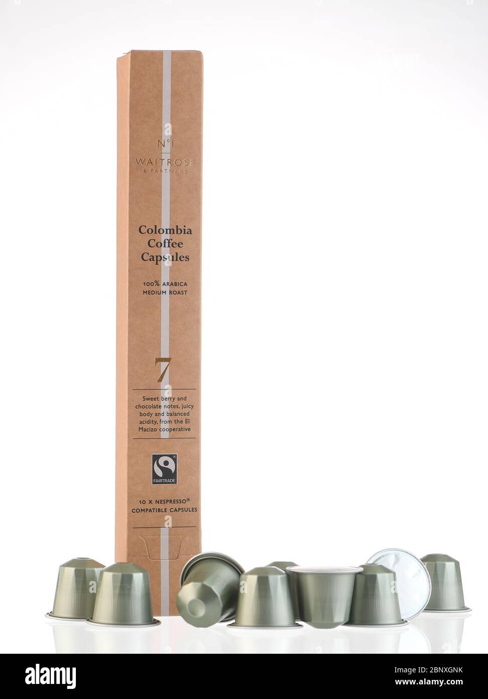 Waitrose proprio fare Fairtrade nespresso capsule compatibili pacchetti e cialde sparate in studio isolato su sfondo bianco. Foto Stock