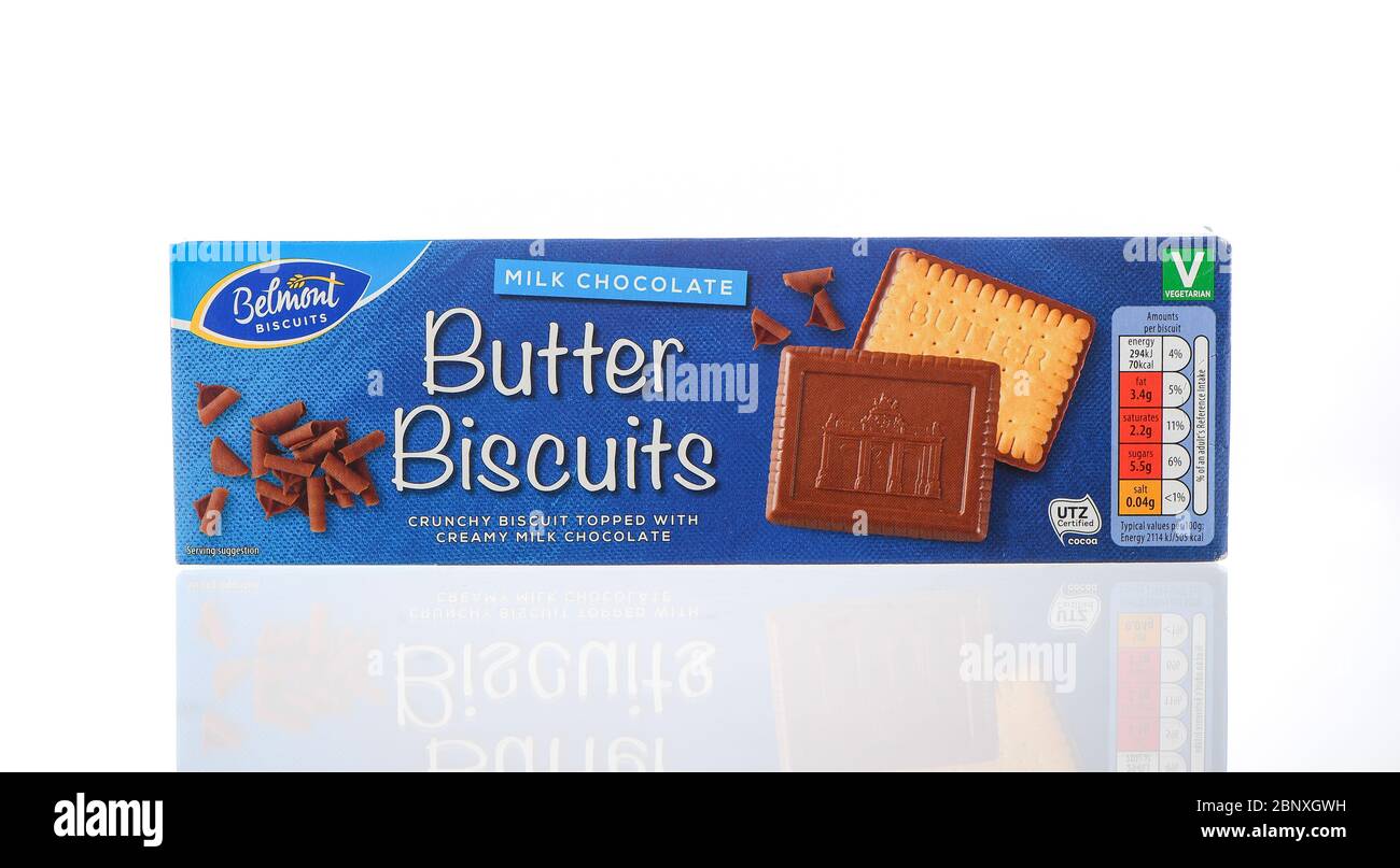 Una scatola di biscotti al burro Belmont con cioccolato al latte cremoso isolato su sfondo bianco. Foto Stock