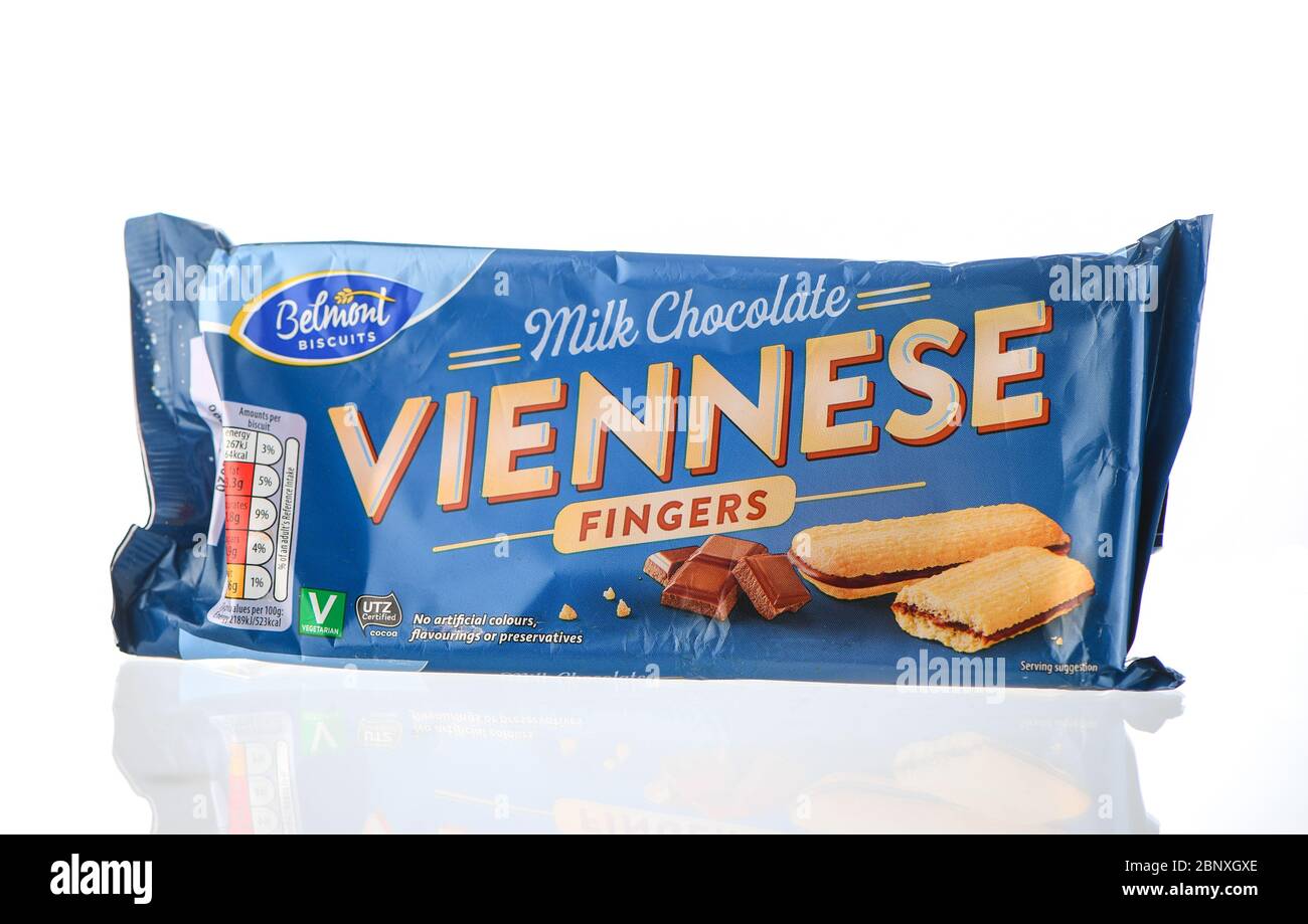 Belmont Viennese latte cioccolato dita biscotti isolati su uno sfondo bianco Foto Stock