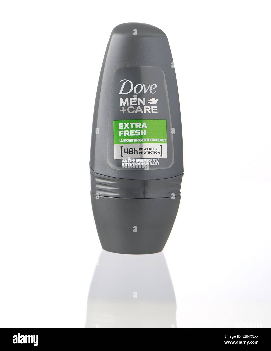 Dove MEN rotola-on deodorante isolato su uno sfondo bianco Foto Stock
