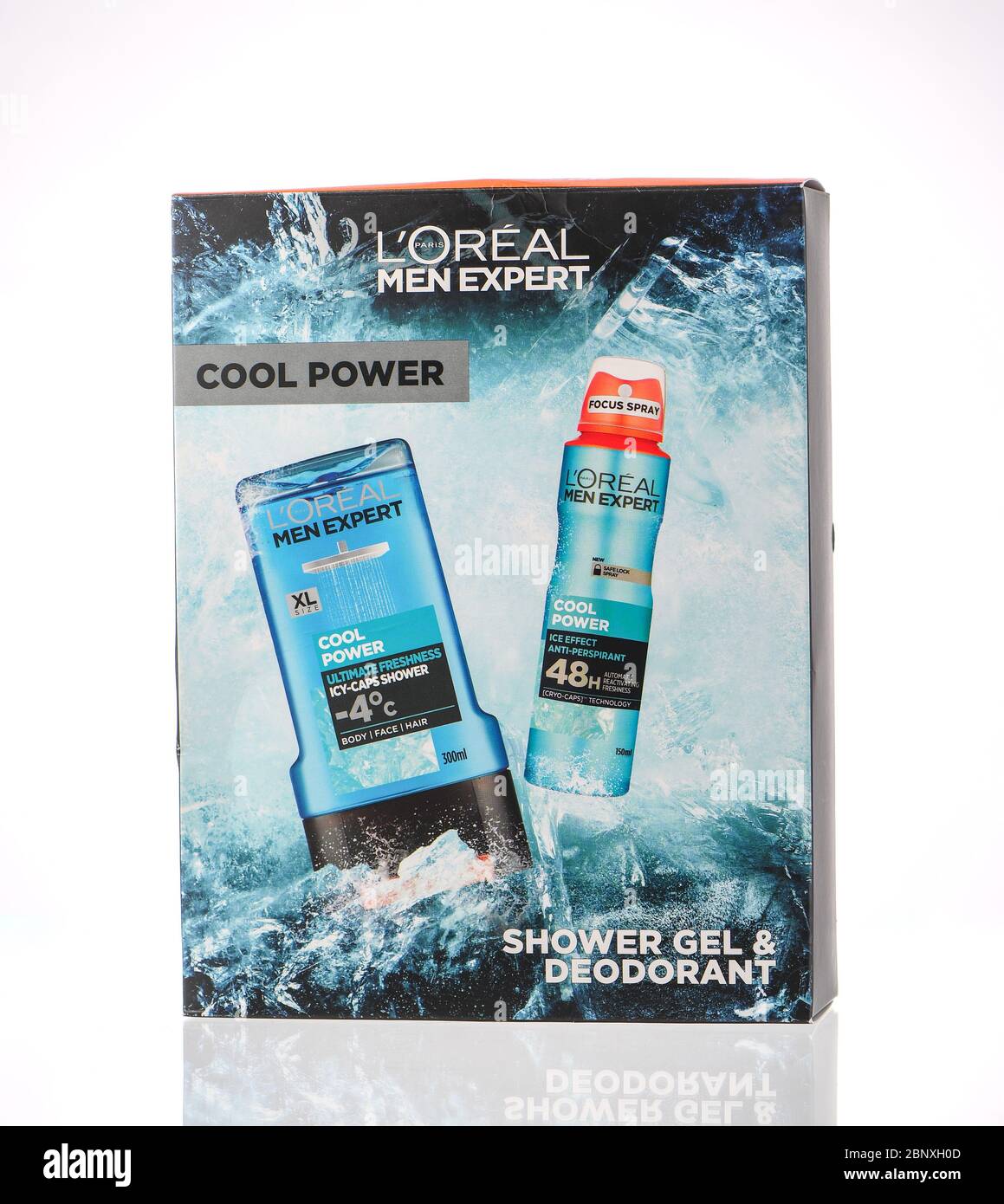 LOREAL uomo esperto cool power set di gel doccia e deodorante sparato in studio isolato su uno sfondo bianco. Foto Stock