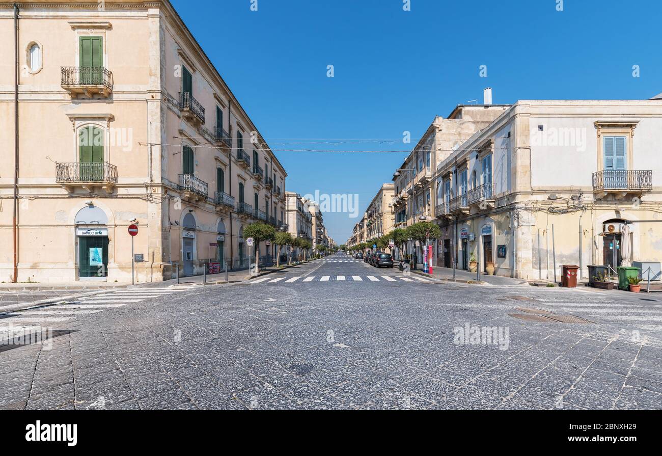 Siracusa Sicilia/Italia - Aprile 11 2020: La via Umberto deserta e desolata al tempo del Covid-19 Foto Stock