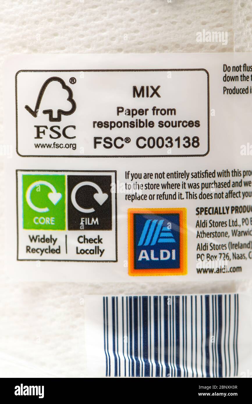 Informazioni su un telo da mano Aldi riciclaggio del pacchetto e fonti di carta responsabili. Foto Stock