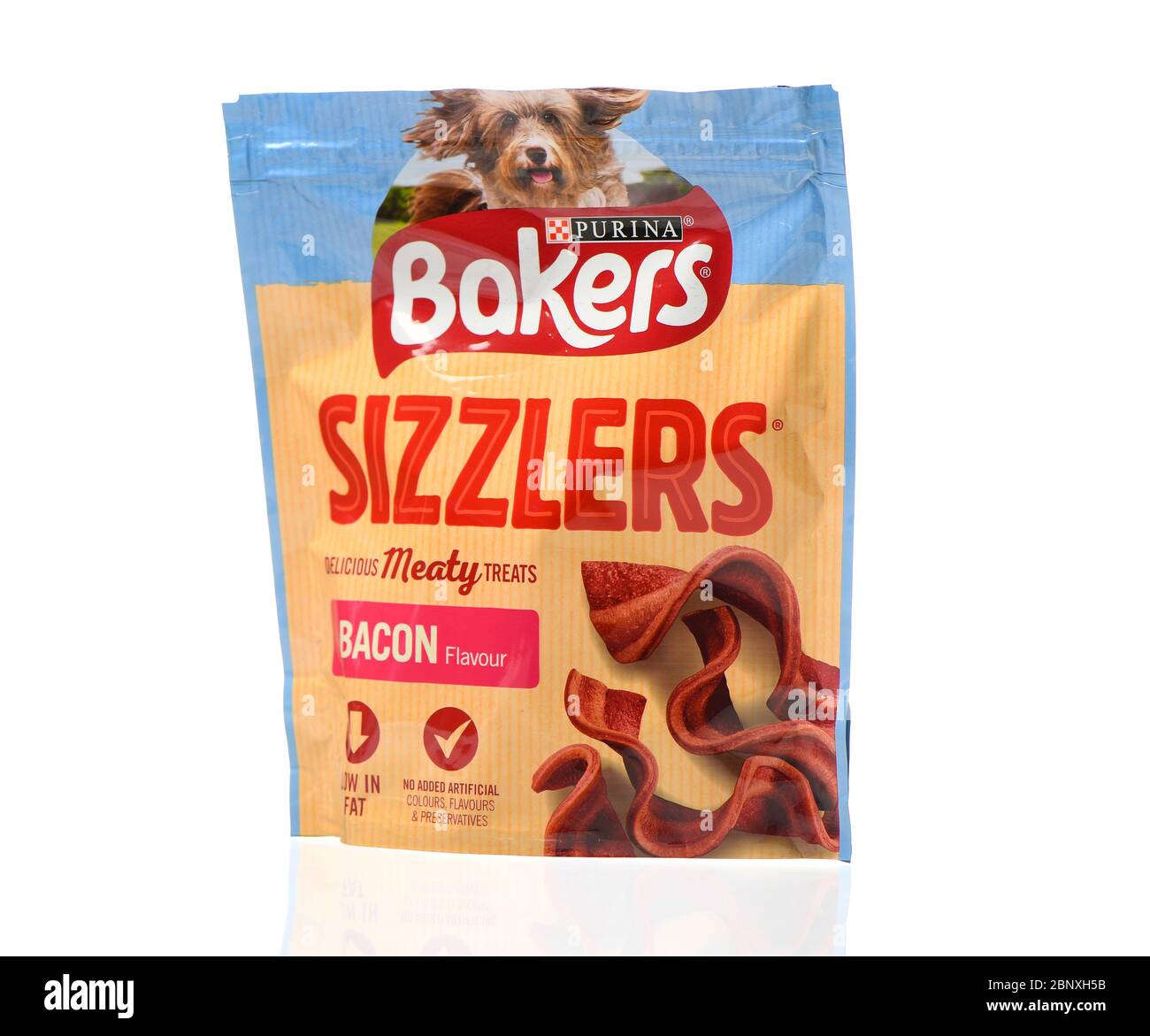 Panettieri purina Sizzlers pancetta meaty tratta per cani pacchetto isolato su uno sfondo bianco. Foto Stock